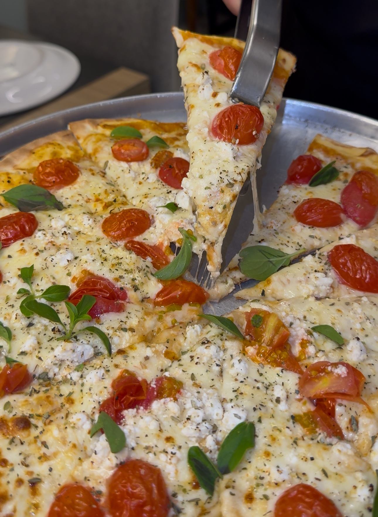 Pizza de fornalha com tomates e manjericão