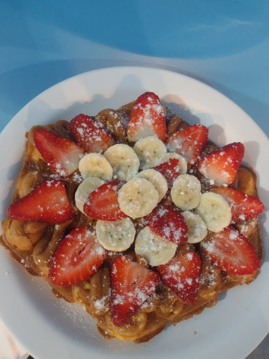 Waffle com morangos, banana e doce de leite