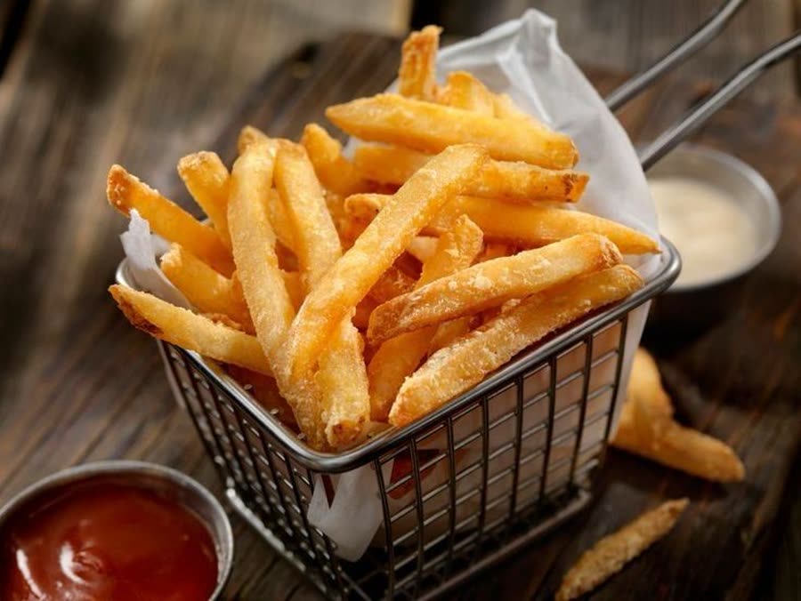Porção de batatas fritas na cestinha