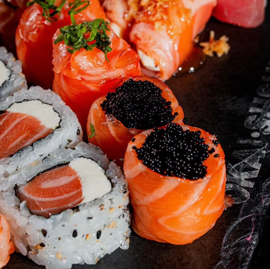 Sushis variados com salmão