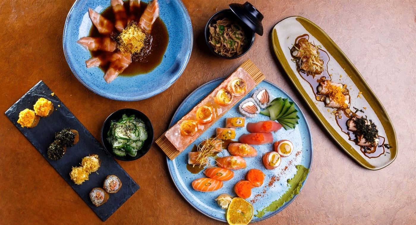 Combinado de sushis e sashimis em pratos artesanais